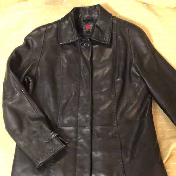 Black 100% soft leather coat with quilted zip-out lining, hits at upper thigh - Picture 8 of 16